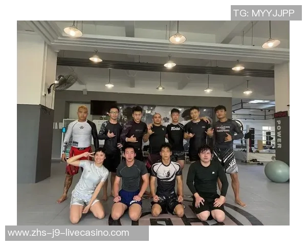 拳击与自由搏击的全面对比与技术解析，谁才是战斗领域的真正王者